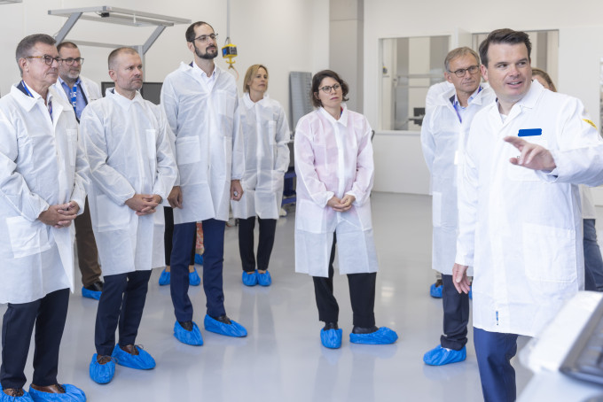 Dr. Axel Widenhorn presents the new building to the guests