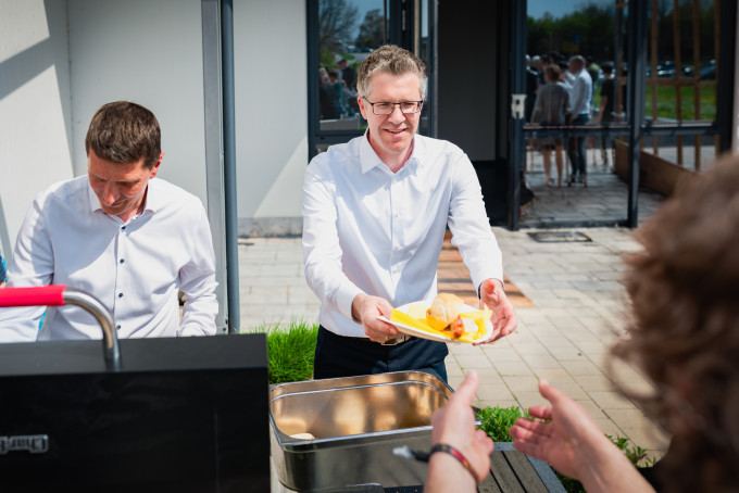 Mathias Eickholt at the grill in Karlsruhe