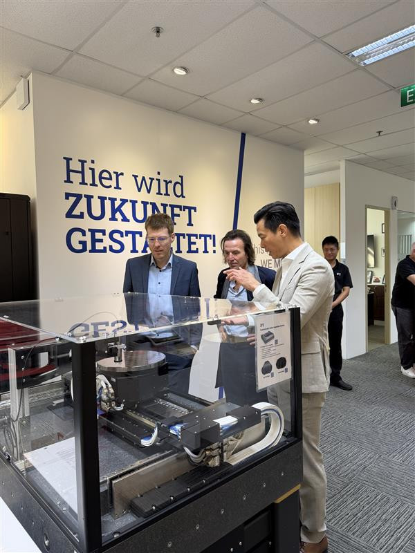 Michael Albiez and Thorsten Kahlert in Singapore